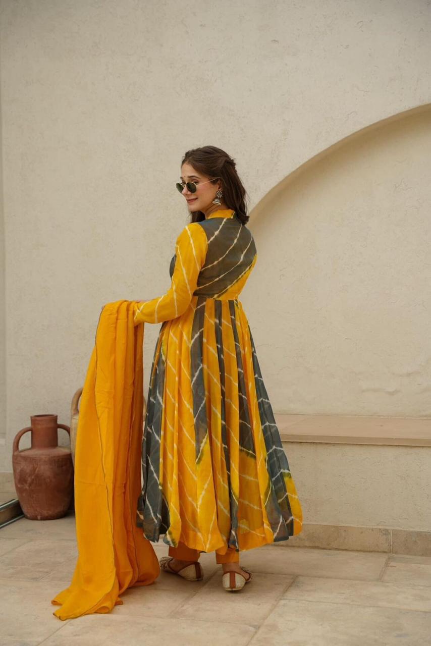 Luxe Tebby Silk Laheriya Print Gown Set